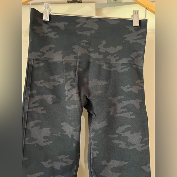 SPANX Camo Black And Gray Leggings - Picture 5 of 8